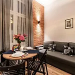 Lubomirskiego 23 - Great Location, 10 Min To Main Square By Foot, Right Next To Main Rail And Bus Station 3* Cracovie