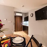 Lubomirskiego 23 - Great Location, 10 Min To Main Square By Foot, Right Next To Main Rail And Bus Station 3* Cracovie