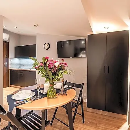 Lubomirskiego 23 - Great Location, 10 Min To Main Square By Foot, Right Next To Main Rail And Bus Station 3* Cracovia